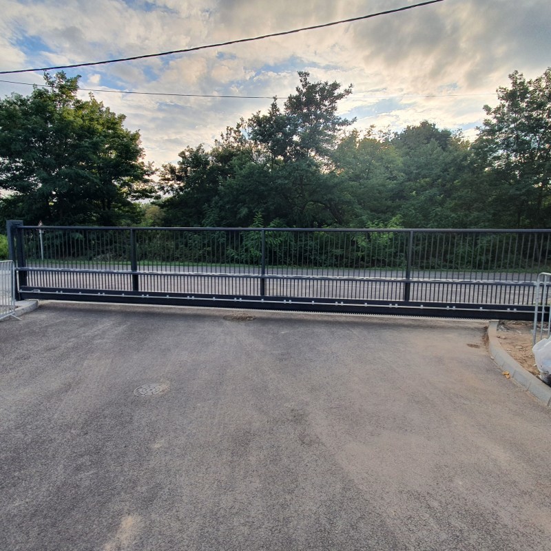 Lakatos szerkezetek 18 méteres automatizált úszókapu teljes körű kivitelezésünk Nagytarcsán