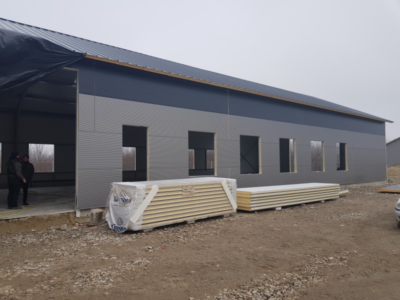 Lakatos szerkezetek 4 db ipari kaput hamarosan beépítjük. Teljeskörű csarnoképítést, szendvicspanelozást is vállalunk.