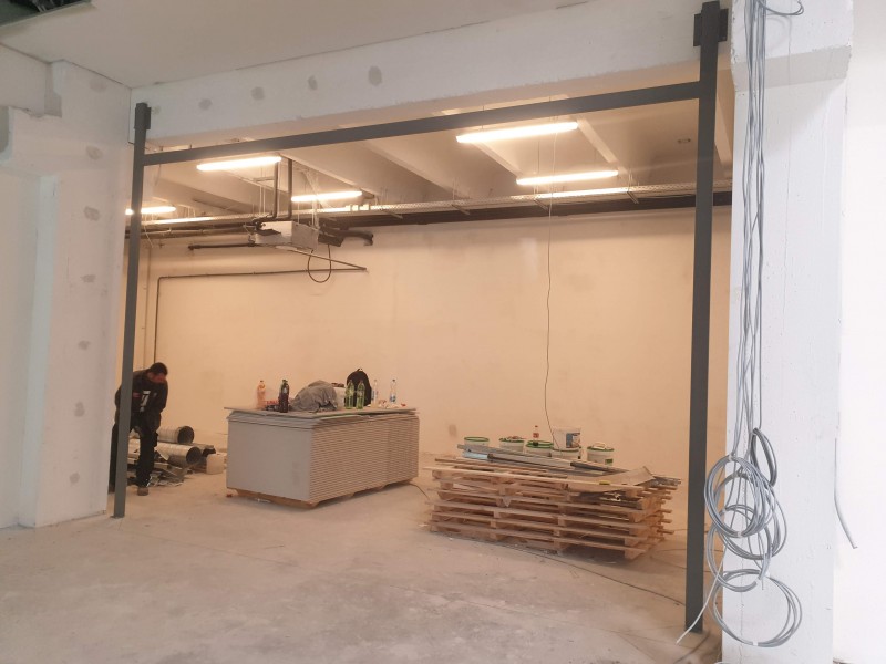 Lakatos szerkezetek Acèl vàzszerkezet beèpìtèsünk ipari kapu beèpìtèsèhez