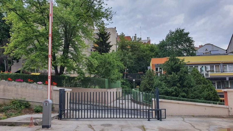 Lakatos szerkezetek Állami hivatalnál telepített horganyzott, színterezett tolókapu gyártásunk és beépítésünk.