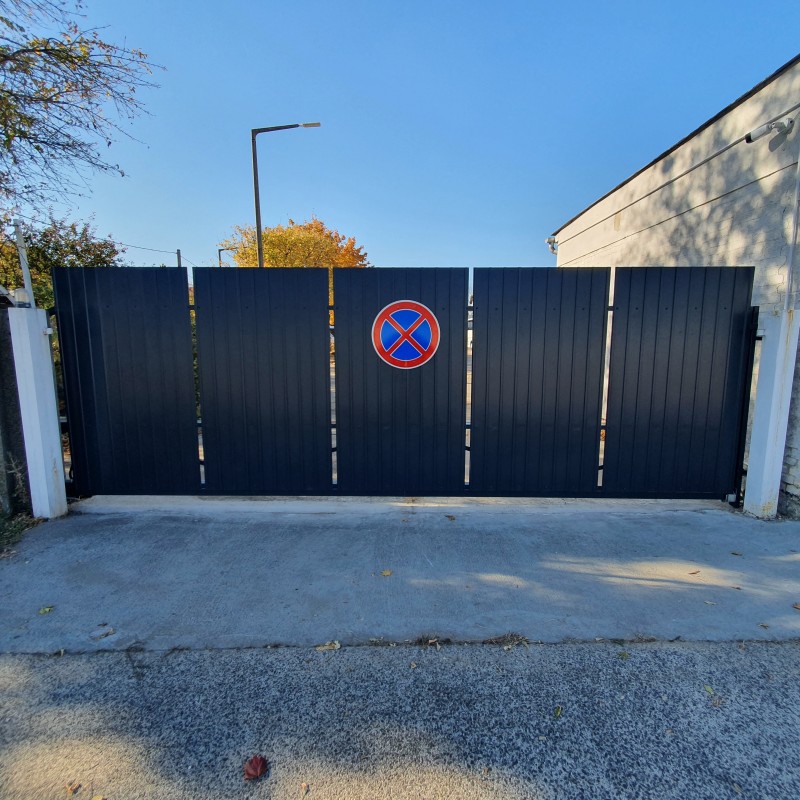 Lakatos szerkezetek Antracit színű úszókapu kivitelezésünk ipari motorral Budapest X. kerületben.