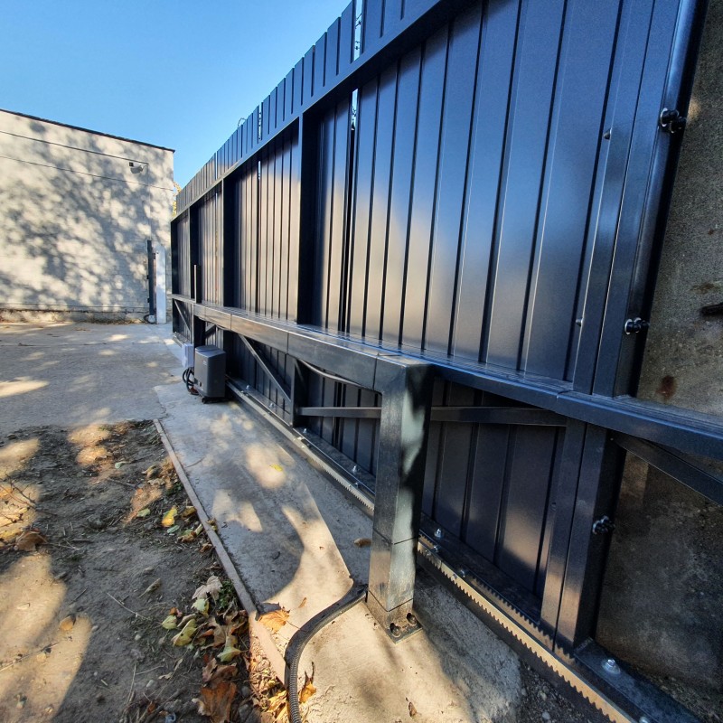 Lakatos szerkezetek Antracit színű úszókapu kivitelezésünk ipari motorral Budapest X. kerületben.