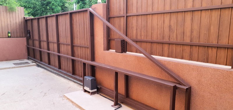 Lakatos szerkezetek Dió színű trapézlemez fedésű úszókapu és kerítés kivitelezésünk budapesti családi házhoz