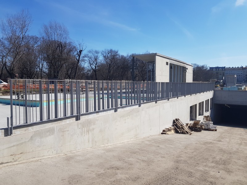 Lakatos szerkezetek Dózsa György úti lakatosmunkánk. Kültéri korlátok horganyozva, szinterezve.