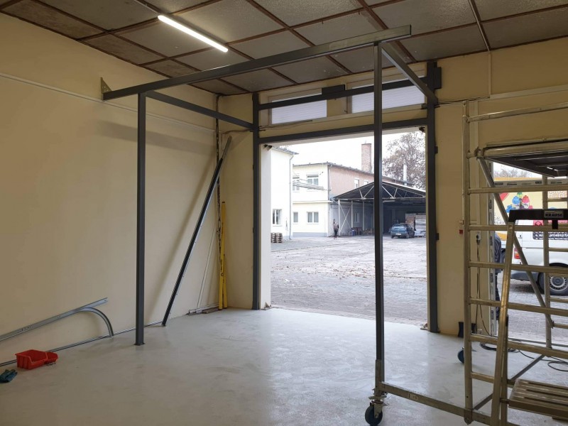Lakatos szerkezetek Egyedi acél vázszerkezet gyártásunk és beépítésünk ipari kapu telepítéshez előkészítve Monoron.