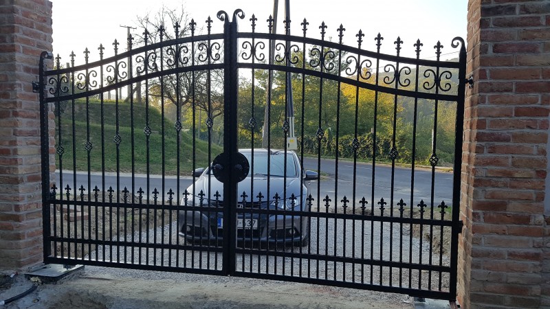 Lakatos szerkezetek Egyedi kovàcsoltvas kétszàrnyú kapu beèpìtve