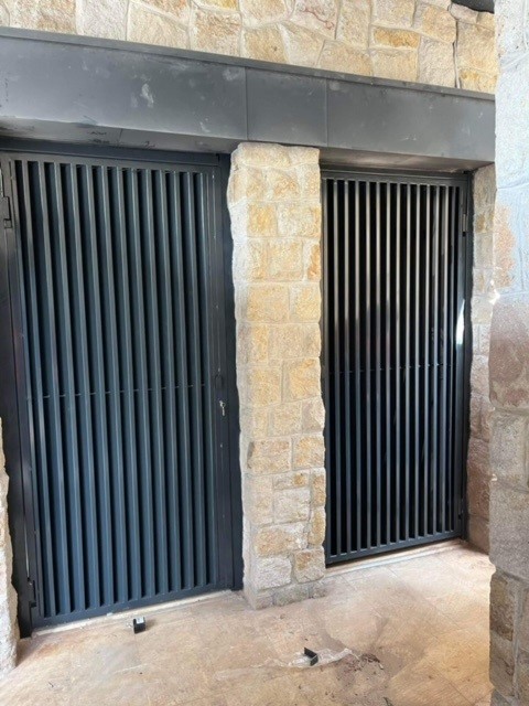 Lakatos szerkezetek Egyedi minimál stílusú kerítés és személyi közlekedő ajtó kivitelezésink 12. kerületi exkluzív családi házhoz