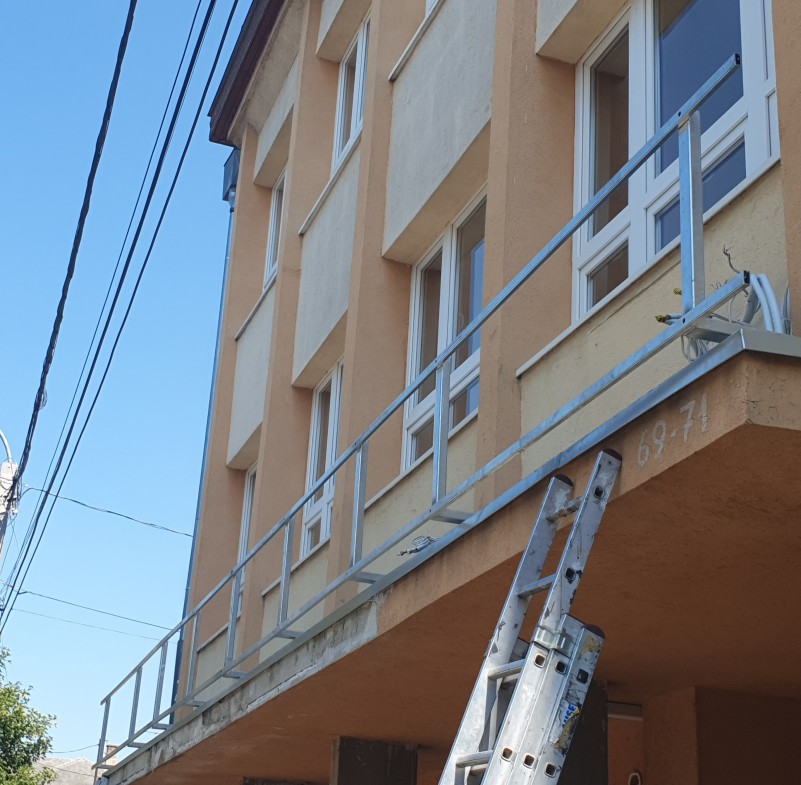 Lakatos szerkezetek Horganyzott acél konzolok gyártása és telepítése Gyömrőn a Teleki Gimnázium tábláihoz