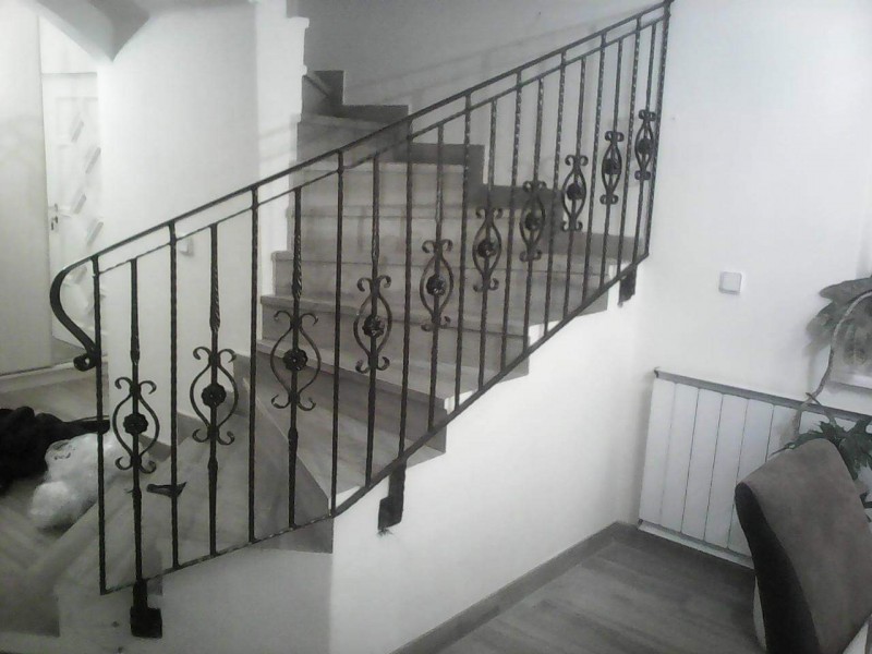 Lakatos szerkezetek Igènyes csalàdi hàzban telepìtett kovàcsoltvas korlàtunk