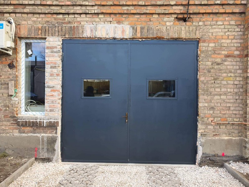 Lakatos szerkezetek Kétszárnyú hőszigetelt, ablakos kapu gyártásunk csepeli üzembe.