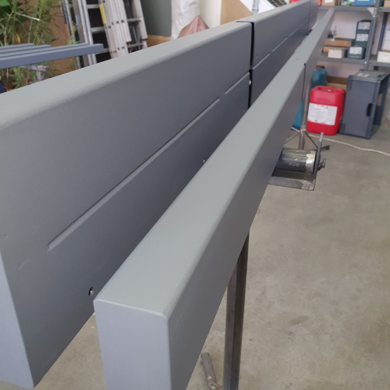 Lakatos szerkezetek Megkezdődött a 4 db fotocellás ajtó beépítéséhez szükséges acél fogadószerkezet gyártása és antracit színre festése