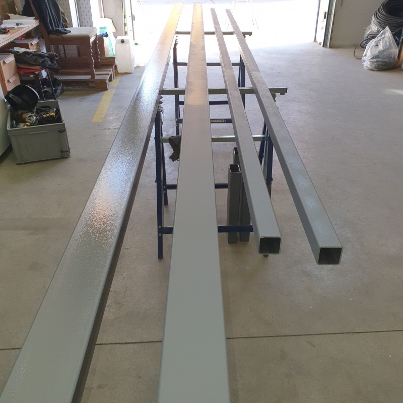 Lakatos szerkezetek Megkezdődött az ipari kapu telepítéséhez szükséges acél vázszerkezetek gyártása