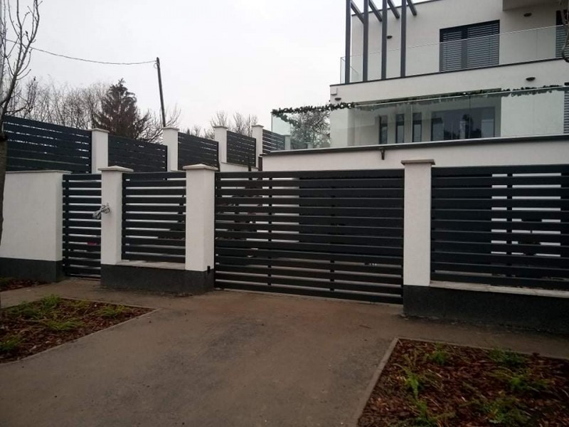 Lakatos szerkezetek Minimál stílusú családi házhoz gyártott és telepített antracit színű kerítés elemek, úszókapuk, kisajtó Bp17. ker.