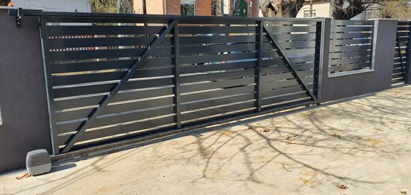 Lakatos szerkezetek Minimàl stìlusù kerìtès ès tolòkapu gyàrtàsunk kapumozgatò motorral