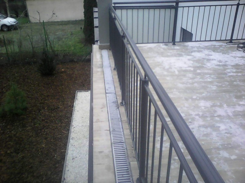 Lakatos szerkezetek Minimàl stìlusù korlàtunk legyártva, beèpìtve