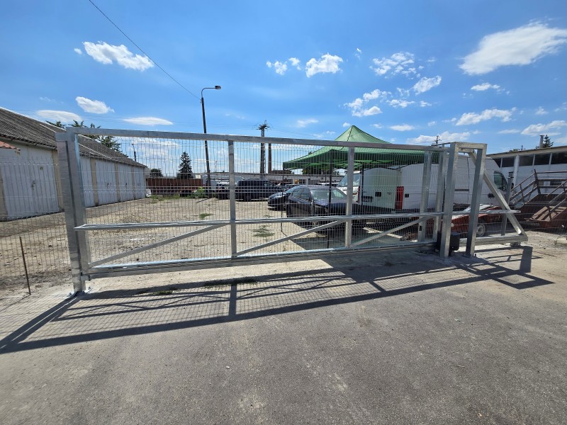 Lakatos szerkezetek Teljes körű kivitelezében 40 méter horganyzott kerítés, 6 méteres automatizált úszókapu és személyi ajtó munkálatait
