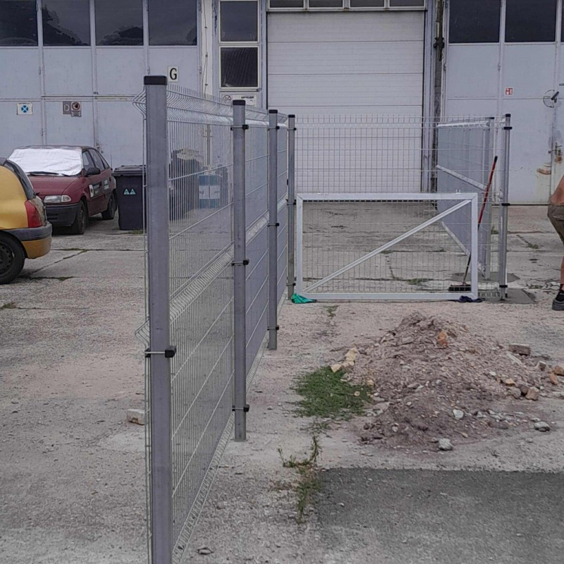 Lakatos szerkezetek Teljes körű kivitelezésben 40 méter horganyzott kerítés, 6 méteres automatizált úszókapu és személyi ajtó munkálatait.