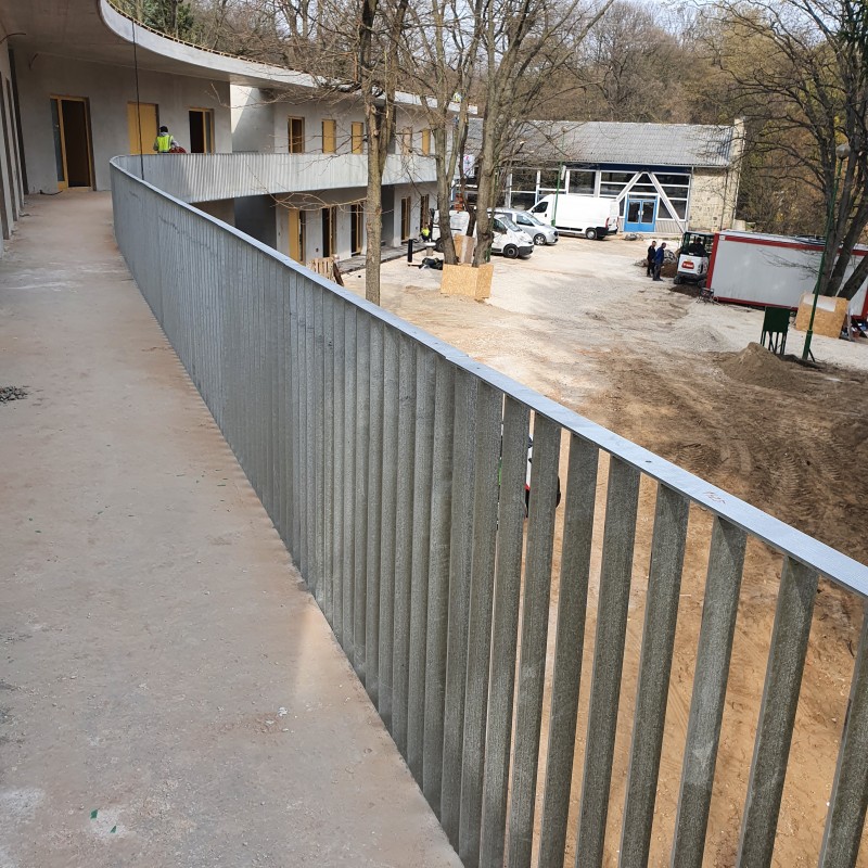 Lakatos szerkezetek Tűzihorganyzott korlátok teljes körű kivitelezése a Hűvösvölgyi Gyermektábor új szálláshelyére