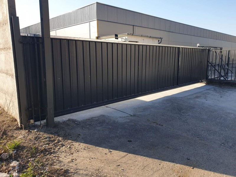 Lakatos szerkezetek Úszòkapu gyàrtàsunk ès beèpìtèsünk ipari területre