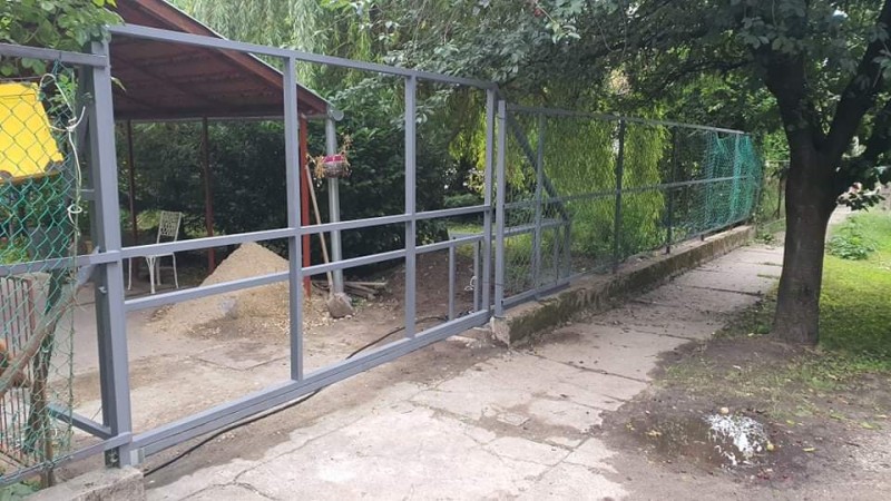 Lakatos szerkezetek Úszókapu és kerítés gyártásunk Budapest XVI. kerületben teljeskörű kivitelezéssel (betonozás, kábelezés)