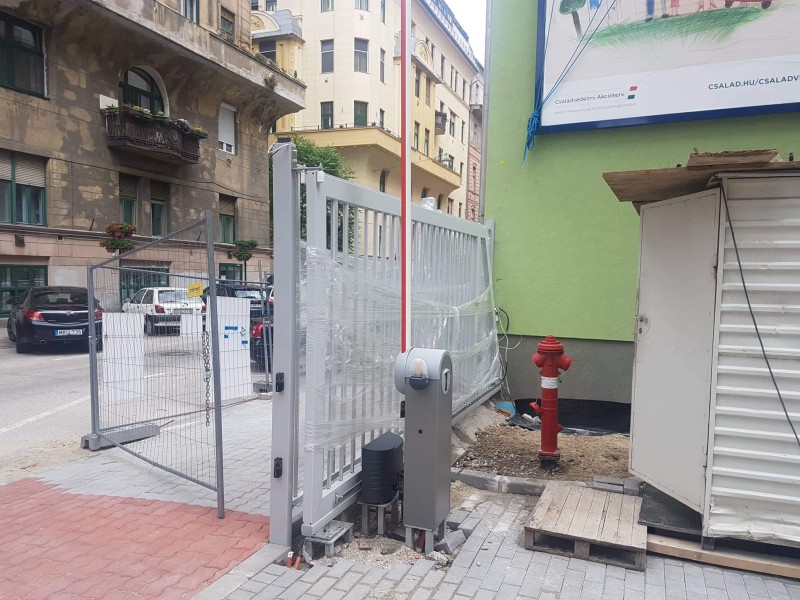 Lakatos szerkezetek Úszókapu, kerítés, kapunyitó automatika és sorompó telepítésünk Budapest 13. kerületben.