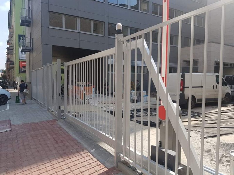 Lakatos szerkezetek Úszókapu, kerítés, kapunyitó automatika és sorompó telepítésünk Budapest 13. kerületben.