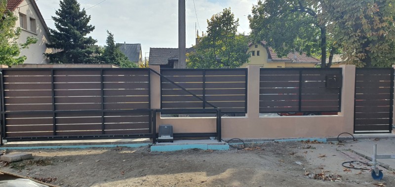 Lakatos szerkezetek WPC fedésű kerítés, személyi bejáró ajtó és úszókapu kivitelezésünk Budapest 10. kerületben.